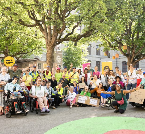 Menschen mit und ohne Behinderung bei der Übergabe des Manifests