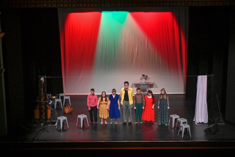 Das Ensemble in einer Reihe auf der Bühne beim Schlussapplaus