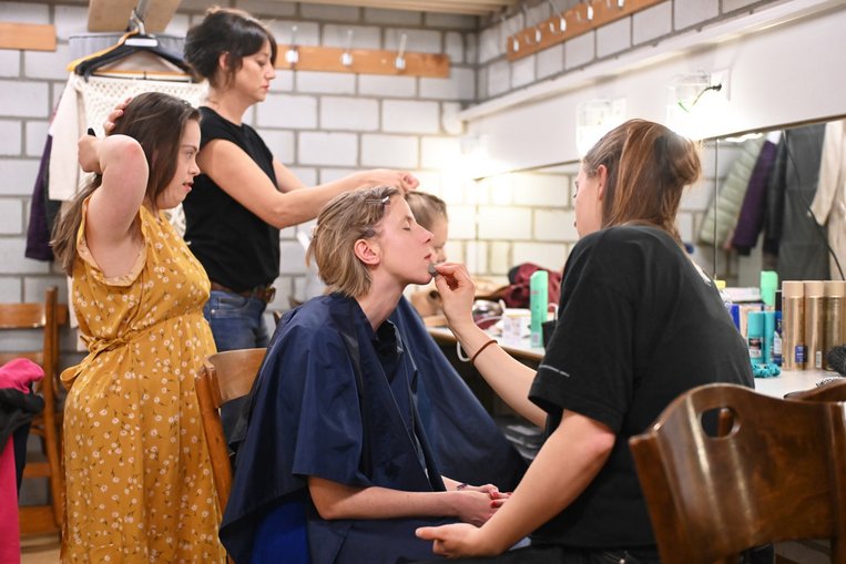 Die Schauspieler im Schminkraum