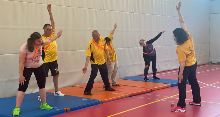 Eine Turngruppe macht Rumpfübungen