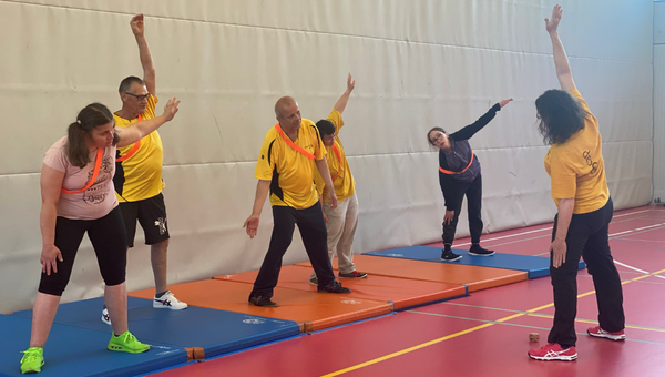 Eine Turngruppe macht Rumpfübungen