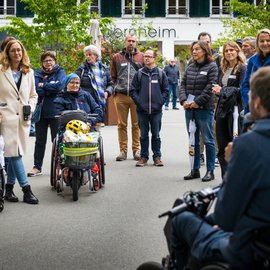 Ein Rollstuhlfahrer informiert andere Rollstuhlfahrer und Menschen ohne Rollstuhl