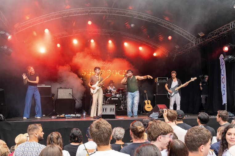 Das zahlreich erschienene Publikum geniesst das Konzert